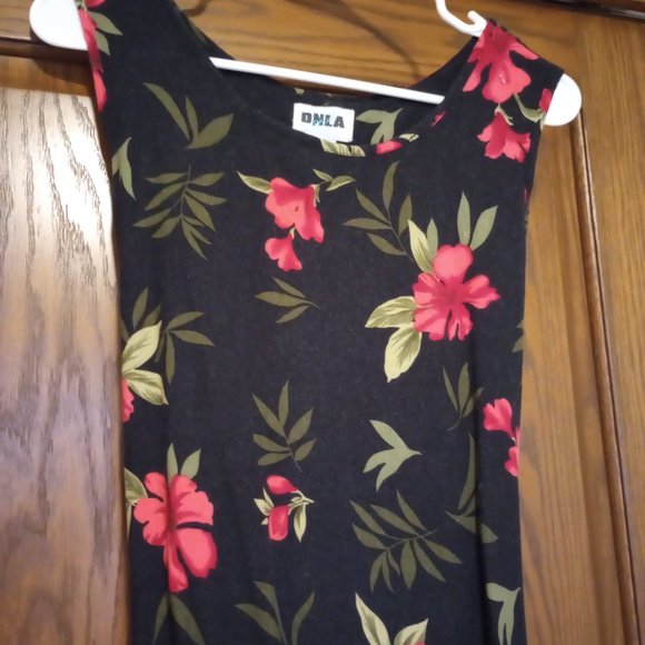 Summer dress with hibiscus design - Picture 2 of 6